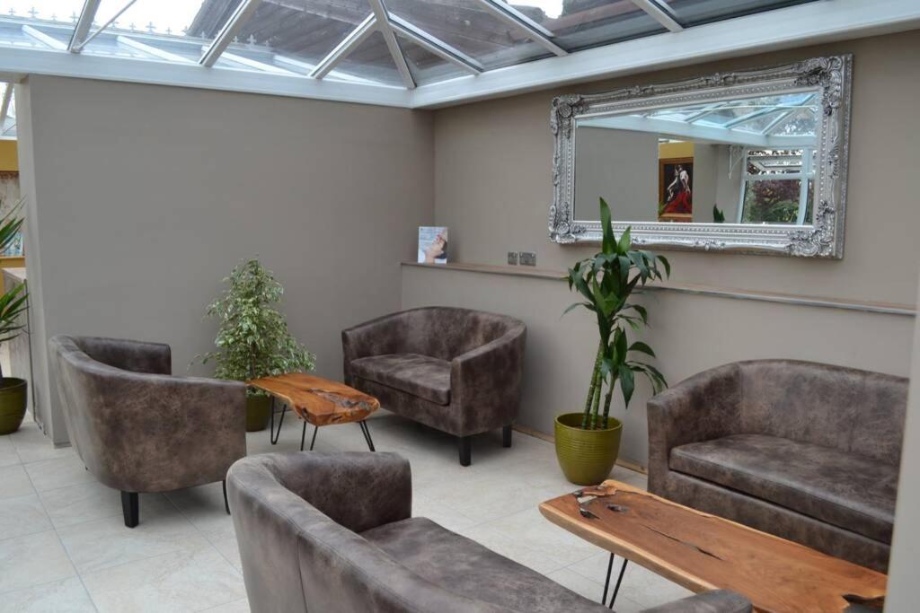Treetops Cottages & Spa Grimsby Exterior photo